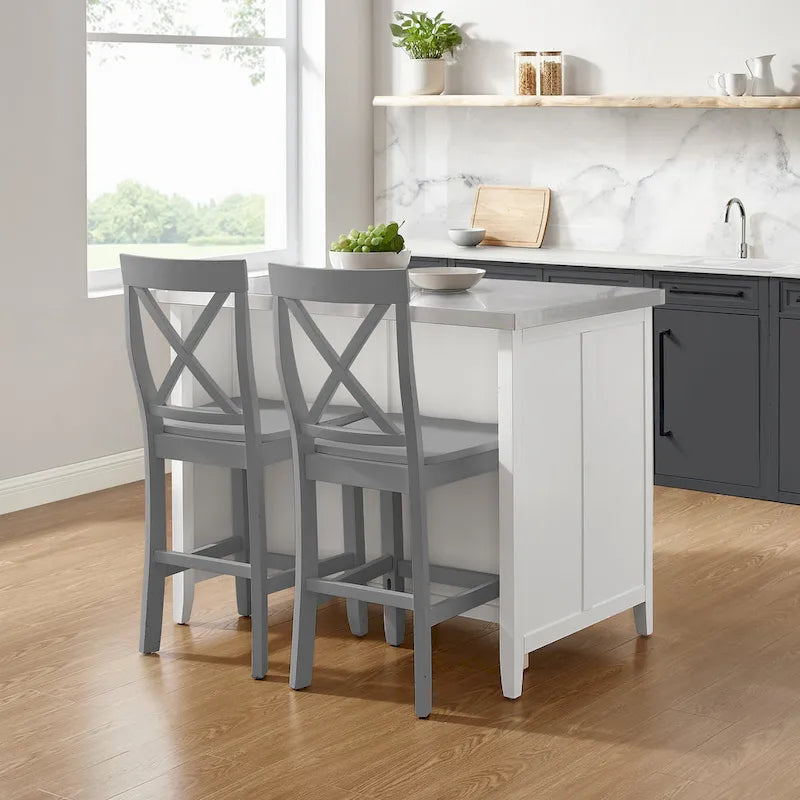 Îlot de cuisine avec plateau en acier inoxydable blanc, tiroirs, armoire et tabourets de comptoir gris