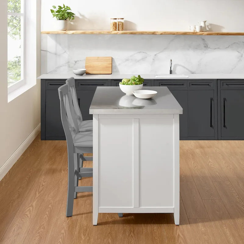Îlot de cuisine avec plateau en acier inoxydable blanc, tiroirs, armoire et tabourets de comptoir gris