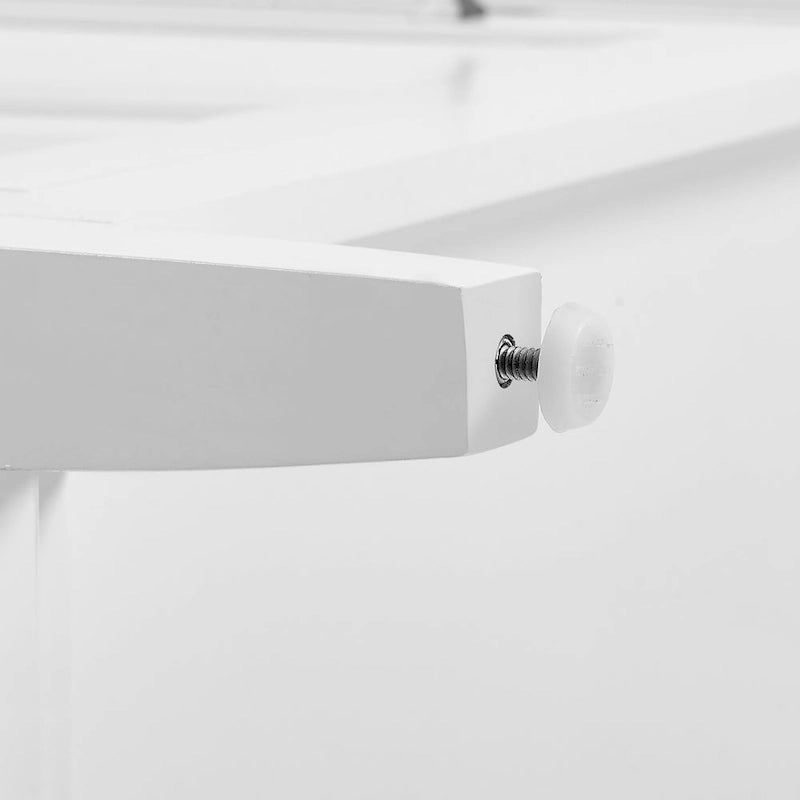 Îlot de cuisine avec plateau en acier inoxydable blanc, tiroirs, armoire et tabourets de comptoir gris